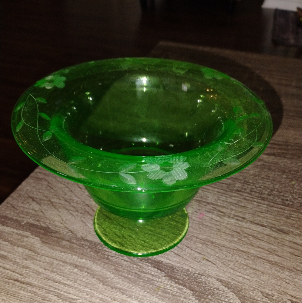Vintage Uranium Etched Flowers glass - Picture 3 of 8